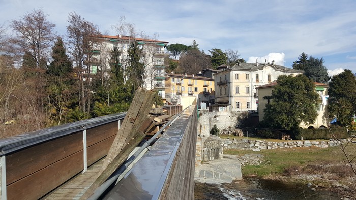 Indagini sul legname della passerella: il collegamento dei "Pontini" resta chiuso