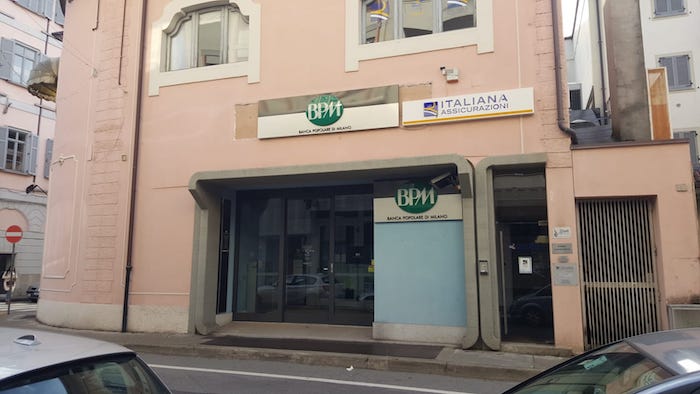 Bpm chiude la filiale in piazza Matteotti, clienti dirottati alla "Novara"