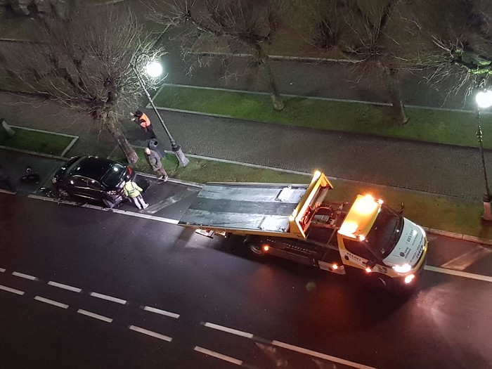 Tampona un’auto che sta posteggiando e fugge (foto)