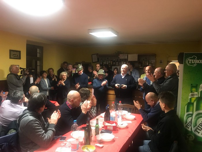 Cossogno ha consegnato i Toc d’argento al parroco e agli Alpini (foto)