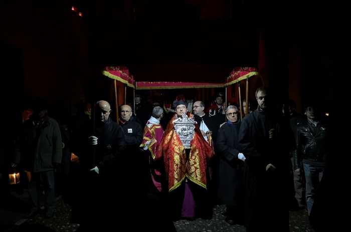 Devozione popolare nella suggestione dei lumineri (foto)