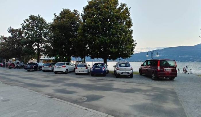 Dalla piazza diffusa al parcheggio diffuso, sosta selvaggia sul lungolago