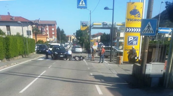 Auto e scooter a contatto di fronte al parcheggio del supermercato 