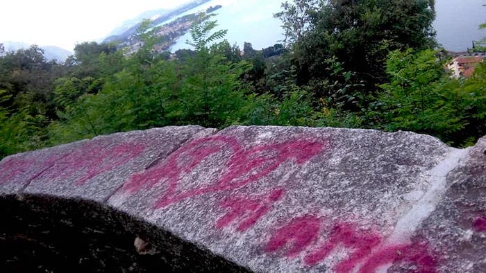 Cavandone, l'innamorato-vandalo imbratta il muretto della chiesa 