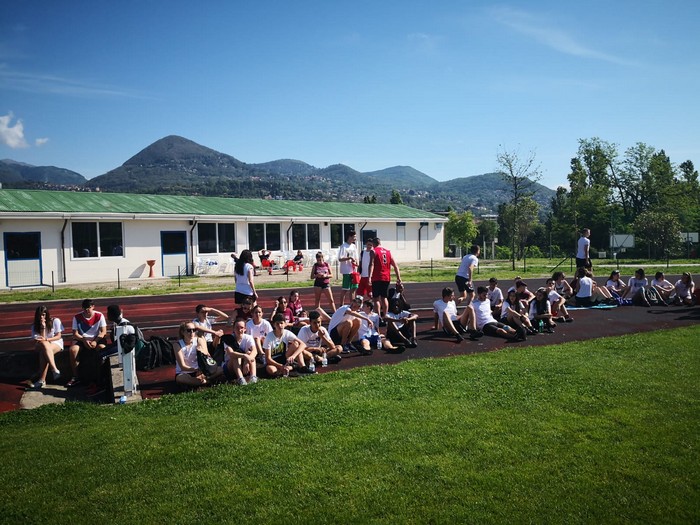Studenti del Ferrini-Franzosini in pista ricordando i prof. che non ci sono più (foto e video)