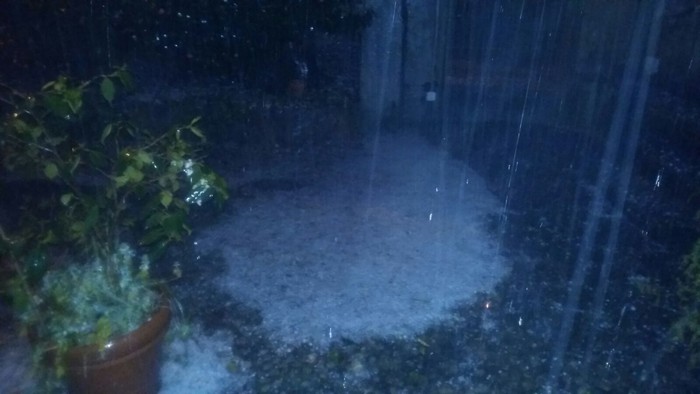 Grandine e un acquazzone tropicale flagellano il Verbano (foto)