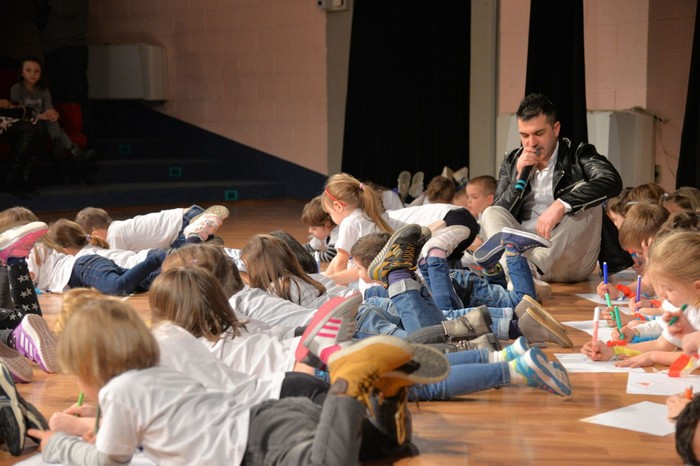 Il Cantante della Solidarietà e i bimbi delle “Rossi” raccolgono 820 euro per l’Angsa (foto)