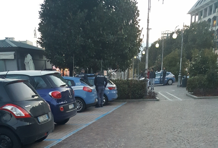 Profughi ubriachi sul lungolago rifiutano di dare i documenti alla polizia: denunciati