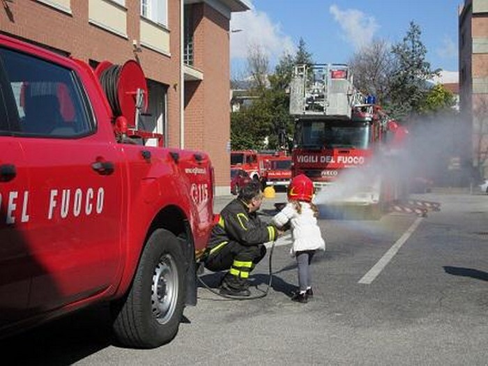 Studenti a lezione dai vigili del fuoco (foto)