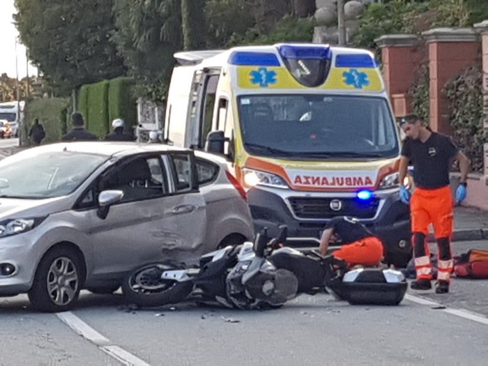 Auto contro moto sulla statale: un ferito, traffico in tilt (foto)