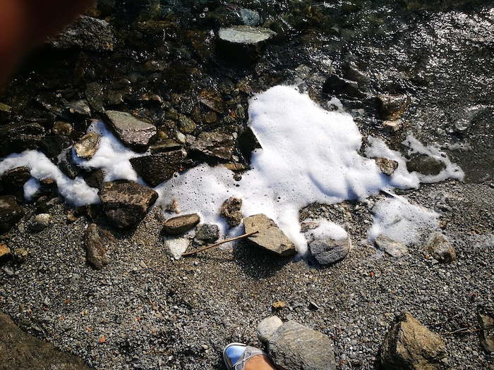 Schiume sul lago: nessun inquinamento, è un fenomeno naturale - Foto 