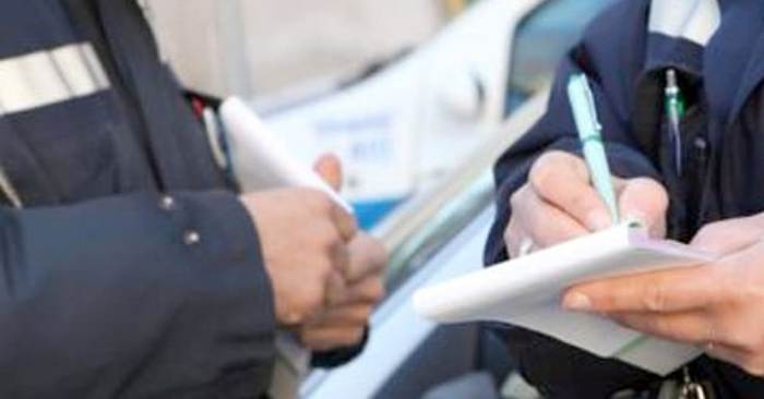 Senza assicurazione e patente provoca un incidente e fugge: solo multa