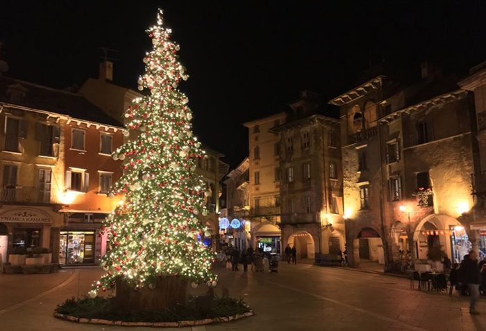 Giocano a calcio in piazza con le palle dell’albero di Natale: assolti