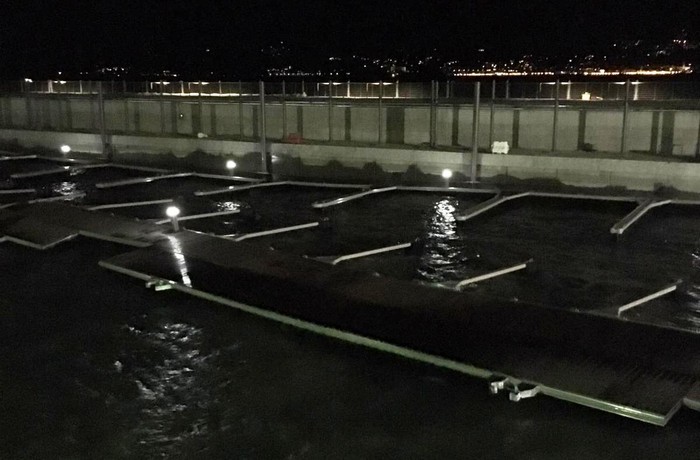Il vento forte “sfila” i moli del nuovo porto di Stresa (foto e video)