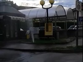 L’idrante scoppia, lava i passanti e inonda la strada (video)