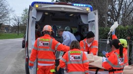 Motociclista contro un furgone: due mesi di prognosi